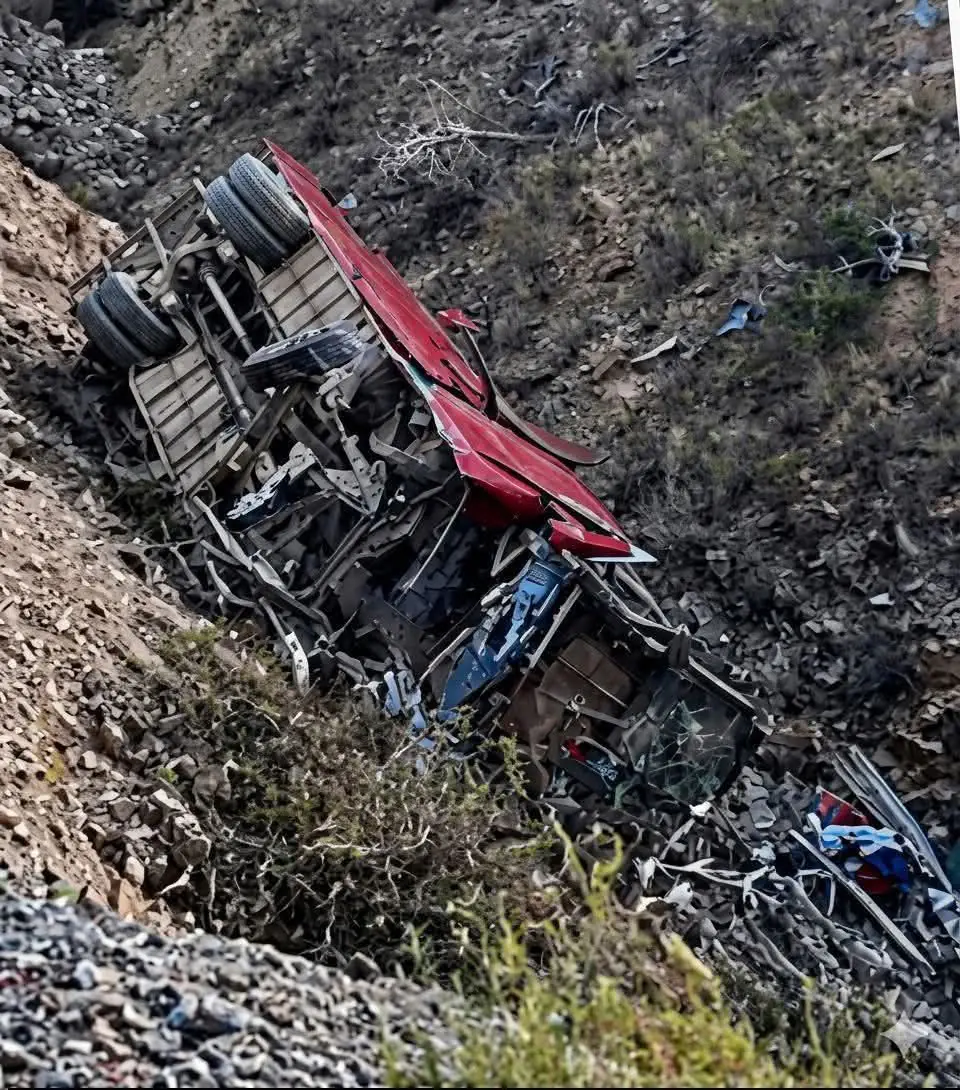 Un bus cae 200 metros y deja tres fallecidos en Tarija