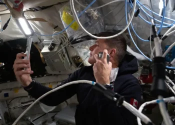 El astronauta de la CSA, Jeremy Hansen, afeitándose dentro de la nave espacial Orion/AFP-NASA