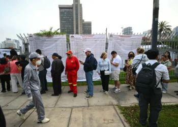La gente acude a los centros de votación/AFP
