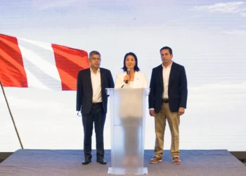 La candidata presidencial peruana del partido Fuerza Popular, Keiko Fujimori, agradece el apoyo/AFP