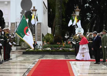 El Papa en su arribo a Argel/AFP