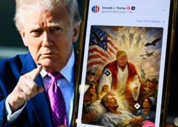 Trump publicó una imagen donde se lo ve como Jesús/AFP