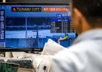 Un mensaje de advertencia en una transmisión en vivo de NHK/AFP