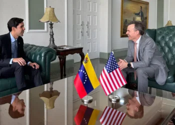 El Vicecanciller de Venezuela Oliver Blanco (izquierda), y el nuevo jefe de la misión diplomática estadounidense John Barrett (derecha)/AFP