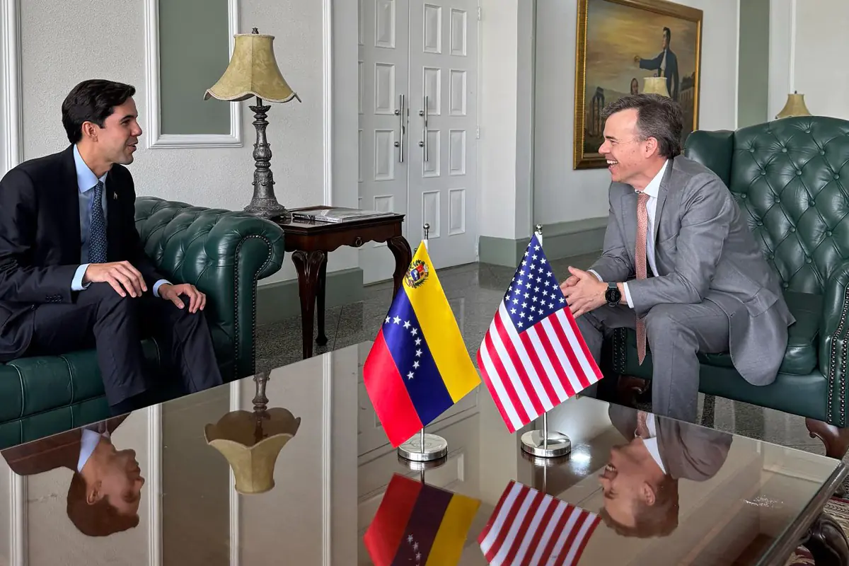 El Vicecanciller de Venezuela Oliver Blanco (izquierda), y el nuevo jefe de la misión diplomática estadounidense John Barrett (derecha)/AFP