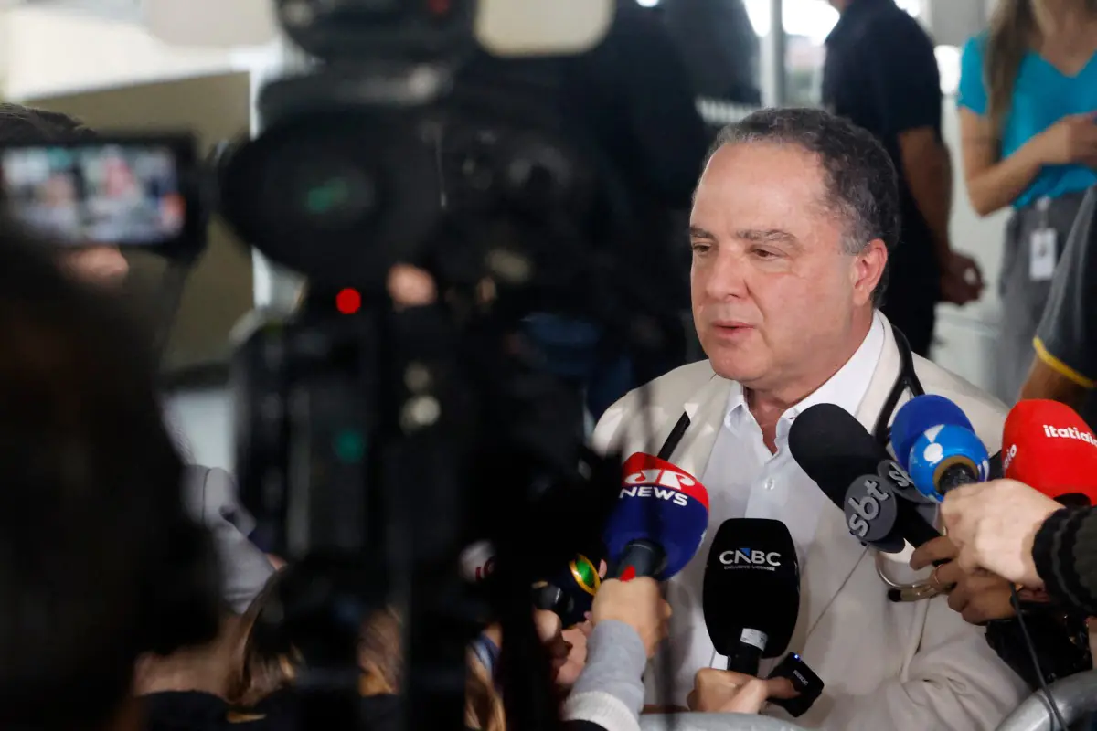 El doctor Roberto Kalil habla después de un procedimiento médico al presidente brasileño/AFP