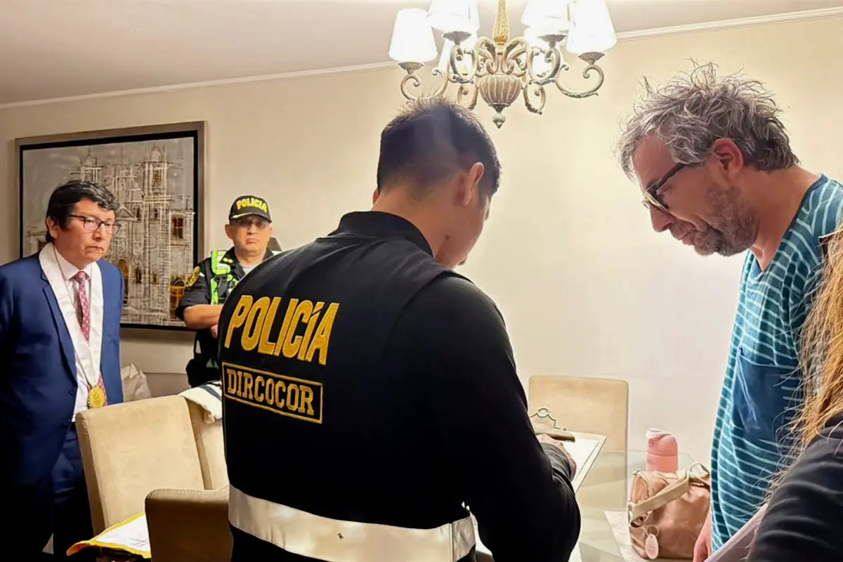 Agentes de policía junto al exdirector de la ONPE, Piero Corvetto/AFP