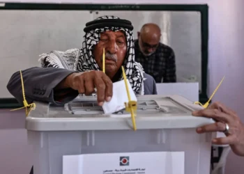 Un palestino emite su voto en un colegio electoral /AFP