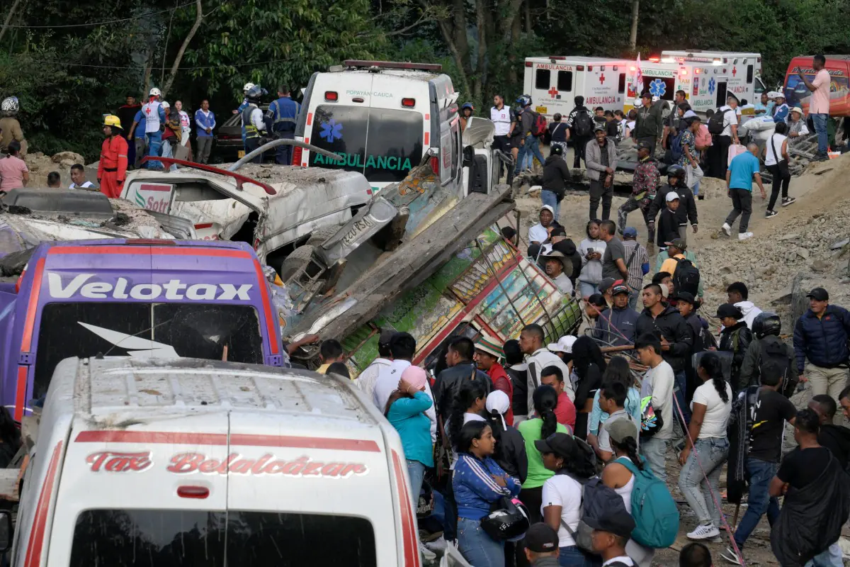 Varias personas permanecen en el lugar de la explosión. (Foto: AFP)