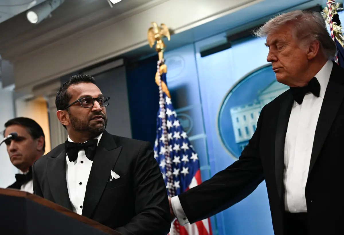Donald Trump escucha al director del FBI/AFP
