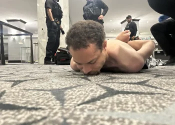El atacante fue reducido y detenido/AFP