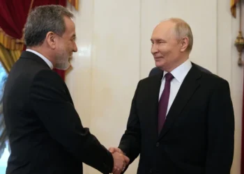 El presidente ruso Vladimir Putin estrecha la mano del ministro de Asuntos Exteriores iraní Abbas Araghchi /AFP