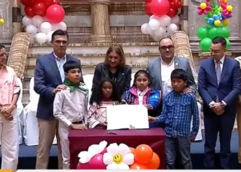 El presidente Rodrigo Paz, la primera dama, junto a autoridades de Estado y los niños.