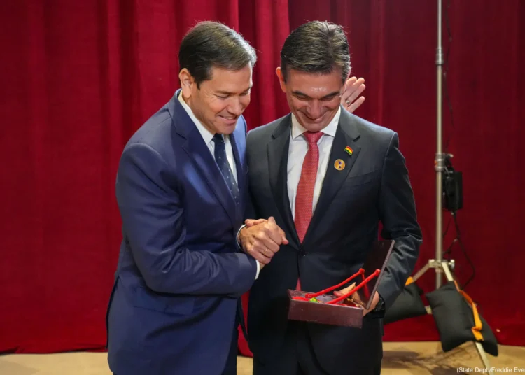 El presidente Rodrigo Paz recibió la cruz de oro entregada por su padre, el expresidente Jaime Paz Zamora, en 1990.
Foto: Share America.