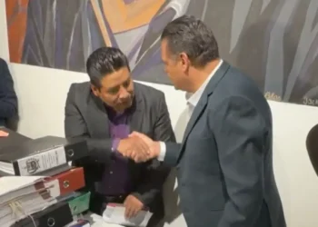 EL gobernador saliente, Santos Quispe, y el entrante, Luis Revilla.
Foto: ABI