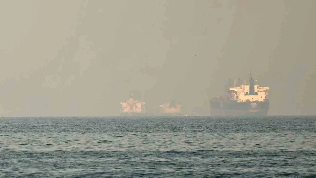 Primeros buques cruzan el estrecho de Ormuz tras la tregua