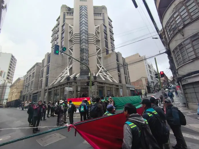 Trabajadores de Emaverde bloquean el centro paceño en protesta contra la Alcaldía