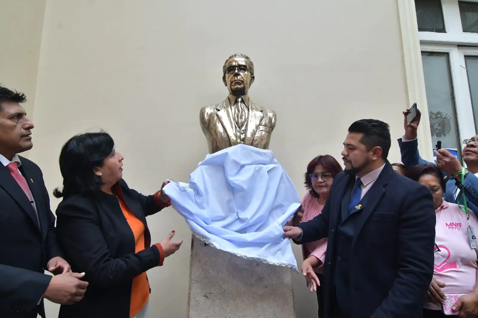 La Asamblea Legislativa restituye busto de Víctor Paz Estenssoro