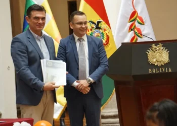 El presidente Rodrigo Paz y el titular del TSJ, ROmer Saucedo.
APG