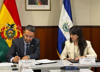 Autoridades de Bolivia y El Salvador forman el documento. Foto: DGAC