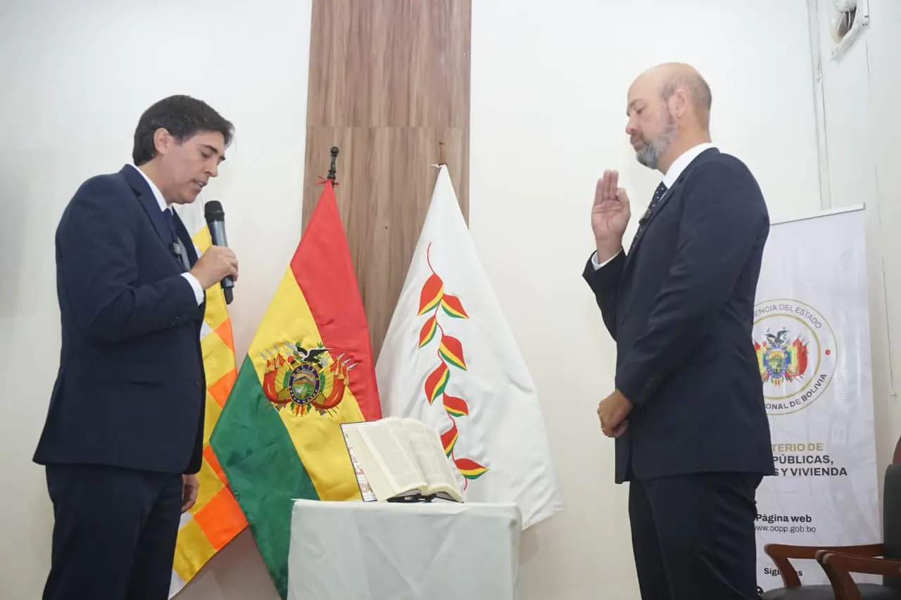 Acto de posesión del nuevo gerente de la aerolínea estatal. Foto: APG