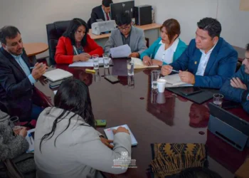 la Comisión especial de investigación para esclarecer las recientes denuncias de presuntos actos de corrupción atribuidos a YPFB, junto al ministro de Hidrocarburos. Foto: Cámara de Diputados