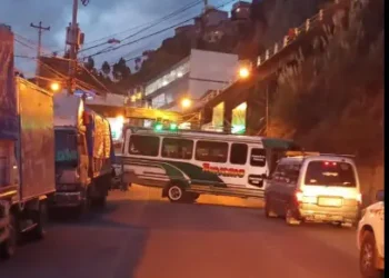 Un bloqueo en la calle Cero de Obrajes, en la zona Sur de La Paz.
Foto: Radio Pasankalla.