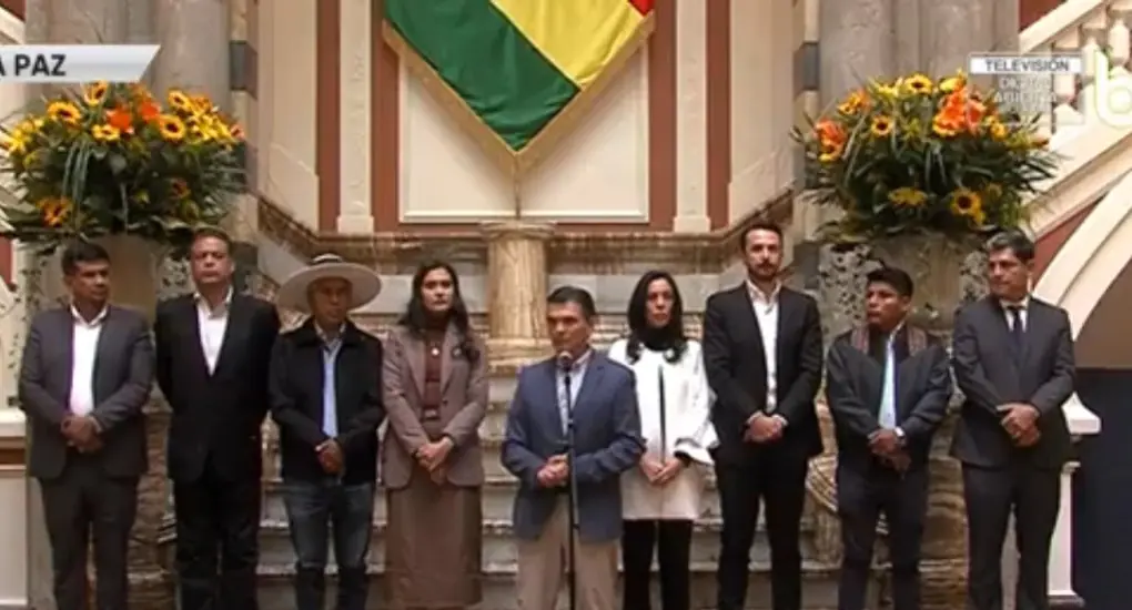 El presidente Rodrigo Paz con los gobernadores electos. Foto: Captura