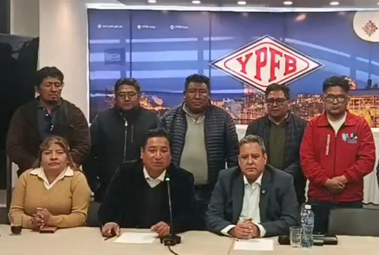 La conferencia de prensa que brindaron YPFB y Cadetran. Foto: Captura video