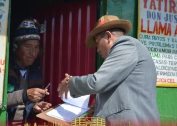 Personal del Sedes La Paz realizó un operativo en puestos de médicos tradicionales en El Alto. FOTO: Sedes