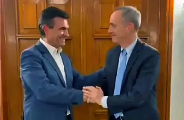 El presidente Rodrigo Paz y el vicepresidente del BID, Jordan Schwartz.
Foto: Captura RRSS