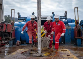 Trabajadores en una planta de la estatal petrolera. Foto: YPFB