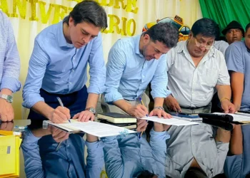 La firma del acuerdo entre los transportistas y el Gobierno. Foto: Ministerio de Obras Públicas