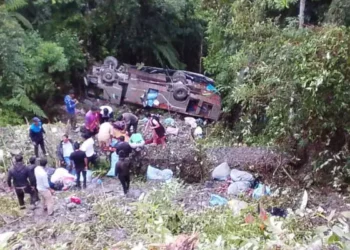 El bus cayó a un barranco de al menos 80 metros/RRSS