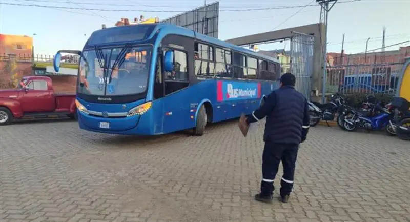 El Alto: servicio de buses municipales reduce en 50% por falta de diésel