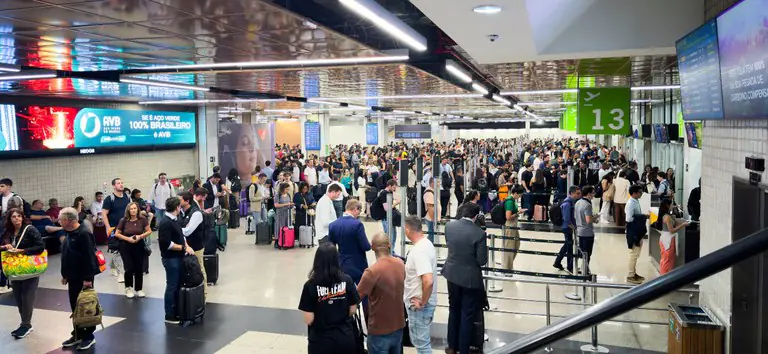 Interrumpen tráfico aéreo en Sao Paulo tras evacuar a controladores