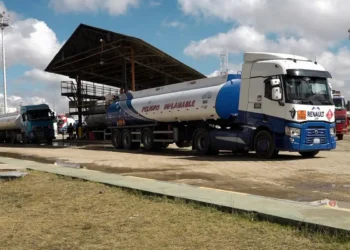 Transporte de combustible en cisternas. Foto: YPFB