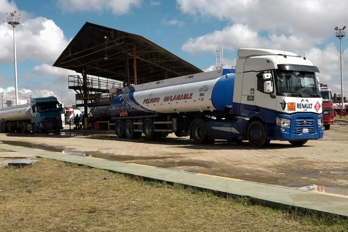 Transporte de combustible en cisternas. Foto: YPFB