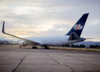 El avión de carga que trajo los motores al país. Foto: Ministerio de Obras Públicas