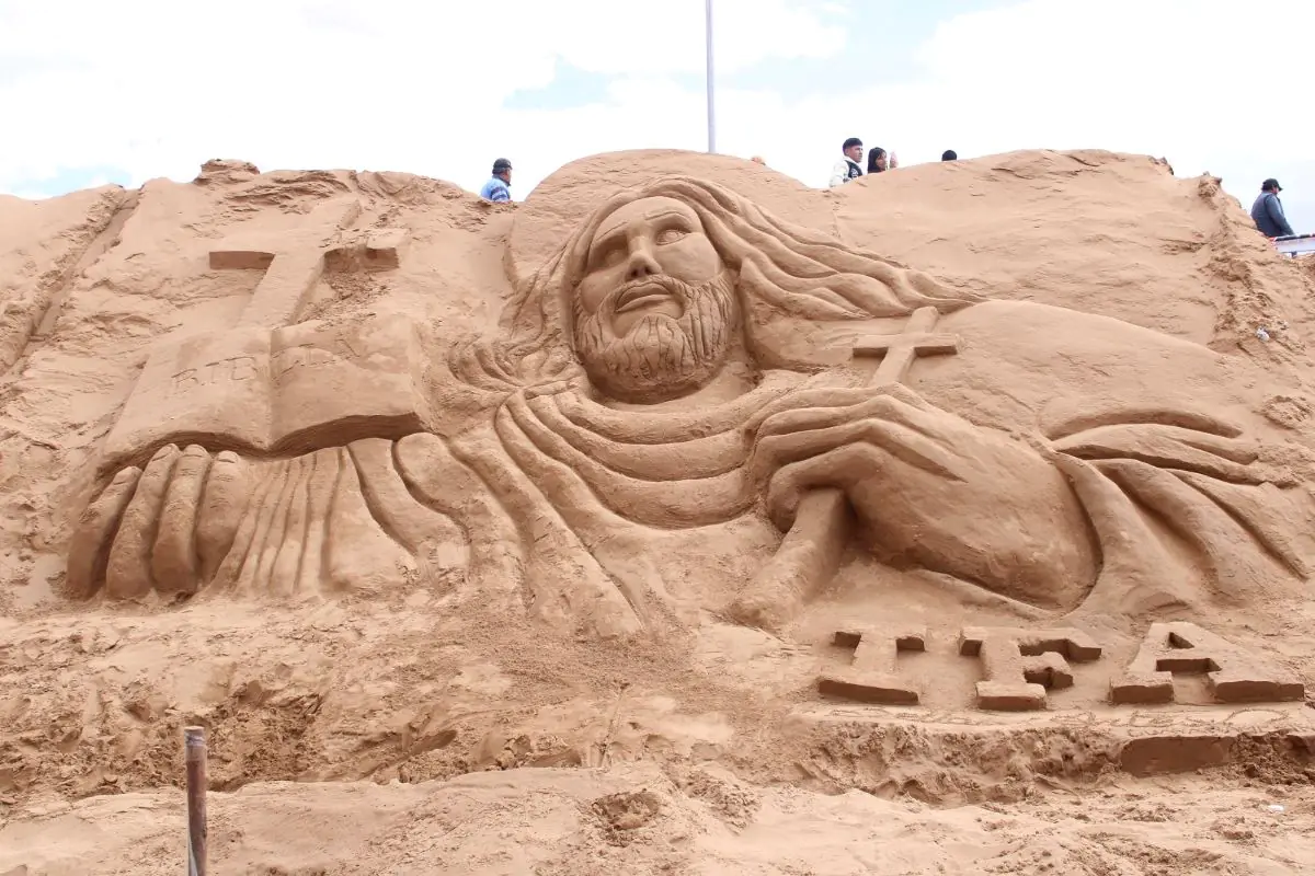 Oruro: artistas transformaron la arena en gigantes esculturas