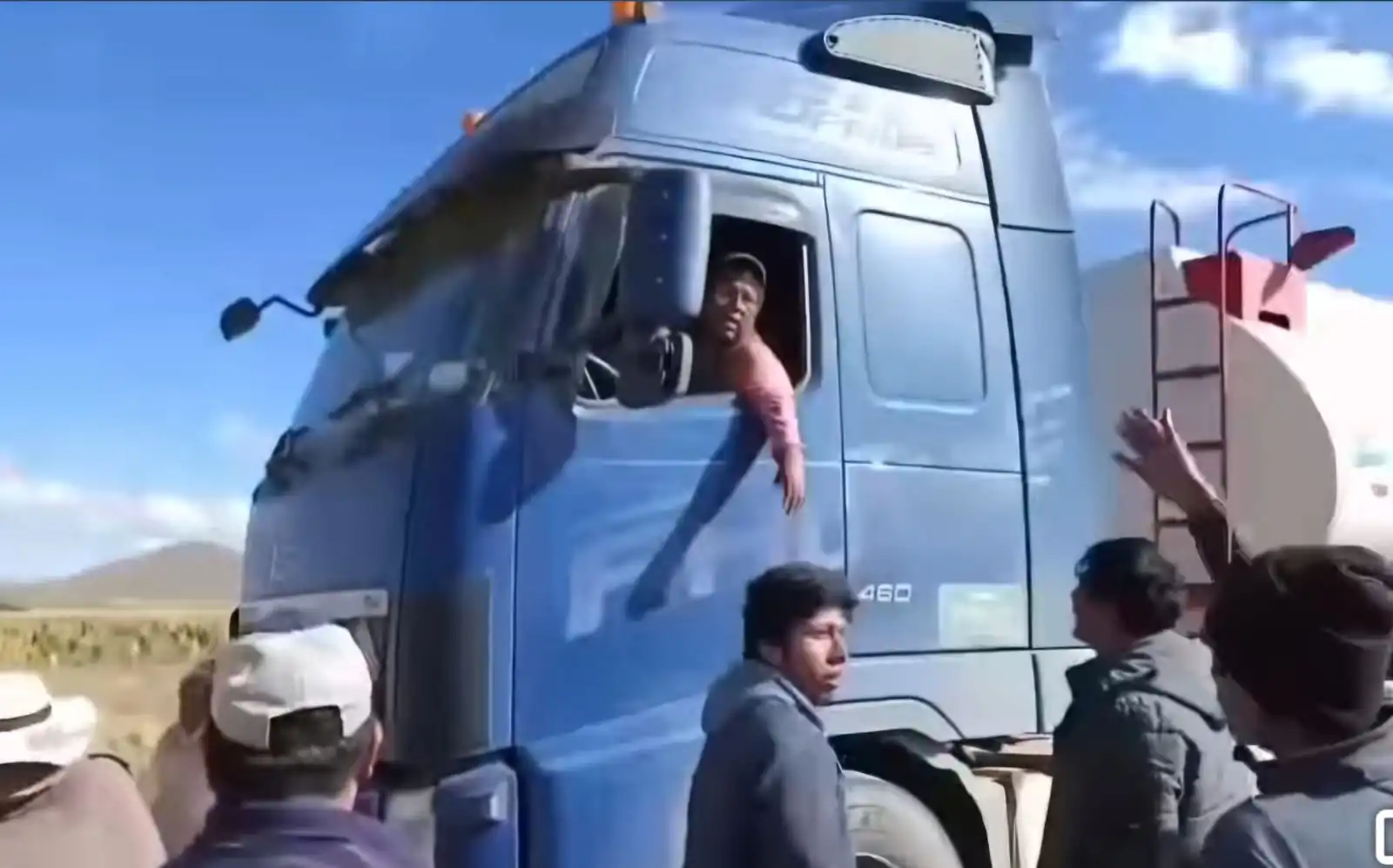 Choferes y bloqueadores se enfrentan por cobros en puntos de bloqueo