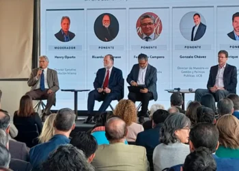 Un panel de expertos durante la presentación del diagnóstico. Foto: La Razón