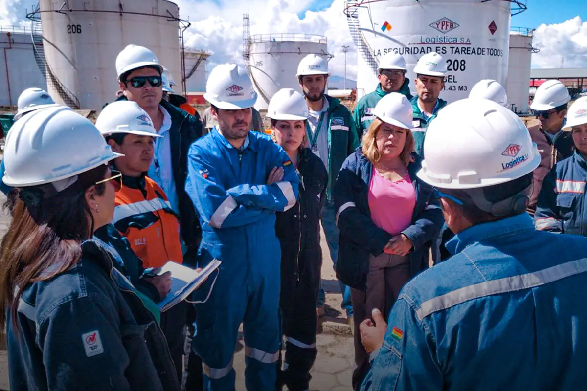Comisión legislativa inspecciona planta de YPFB en Senkata para verificar calidad de gasolina