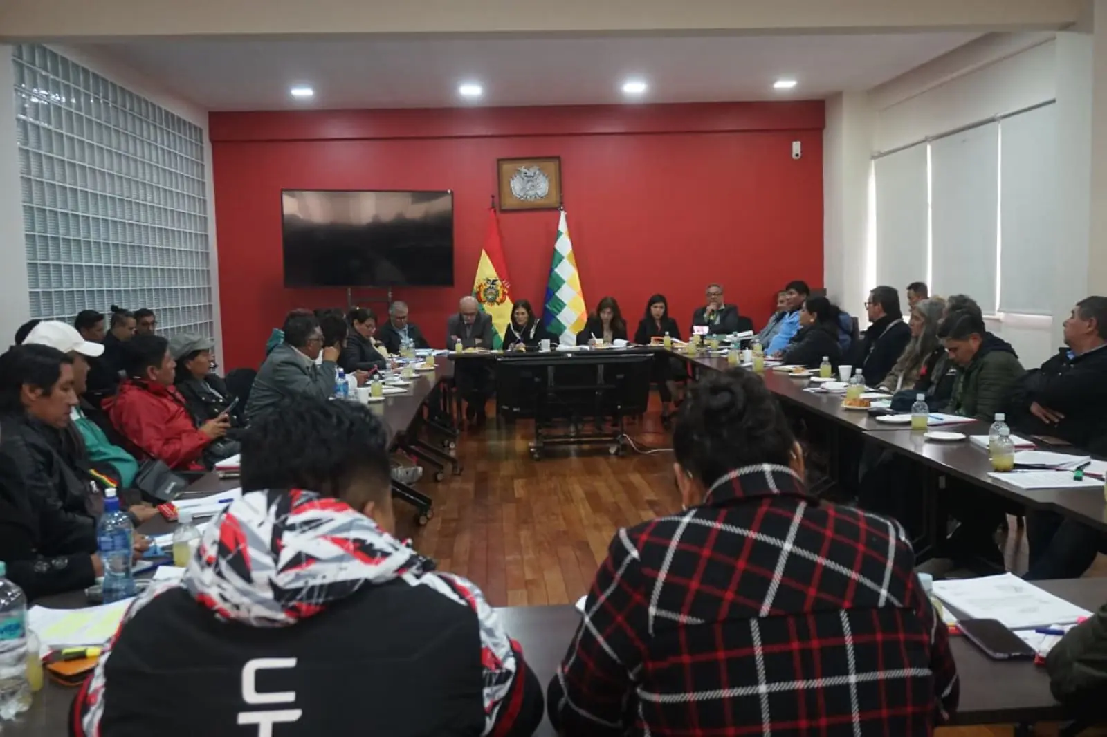 Reunión entre autoridades del Ministerio de Educación y dirigentes del magisterio. FOTO: APG