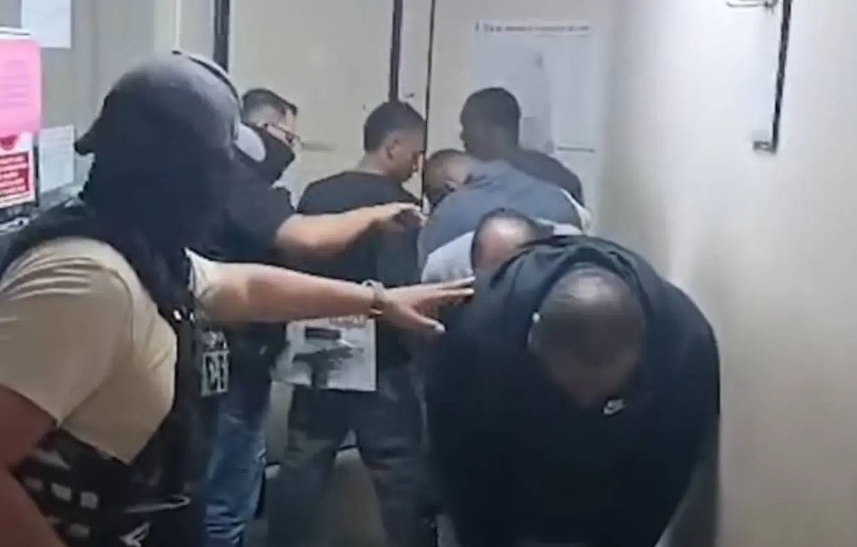 Juez dicta detención preventiva para 11 colombianos por ataque a policías