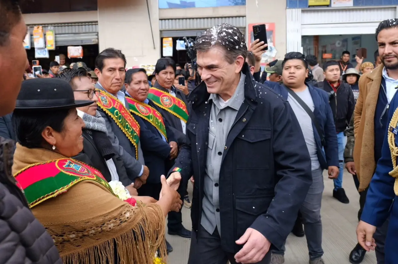 Paz compromete 12 puentes y Bs 35 millones para Omasuyos