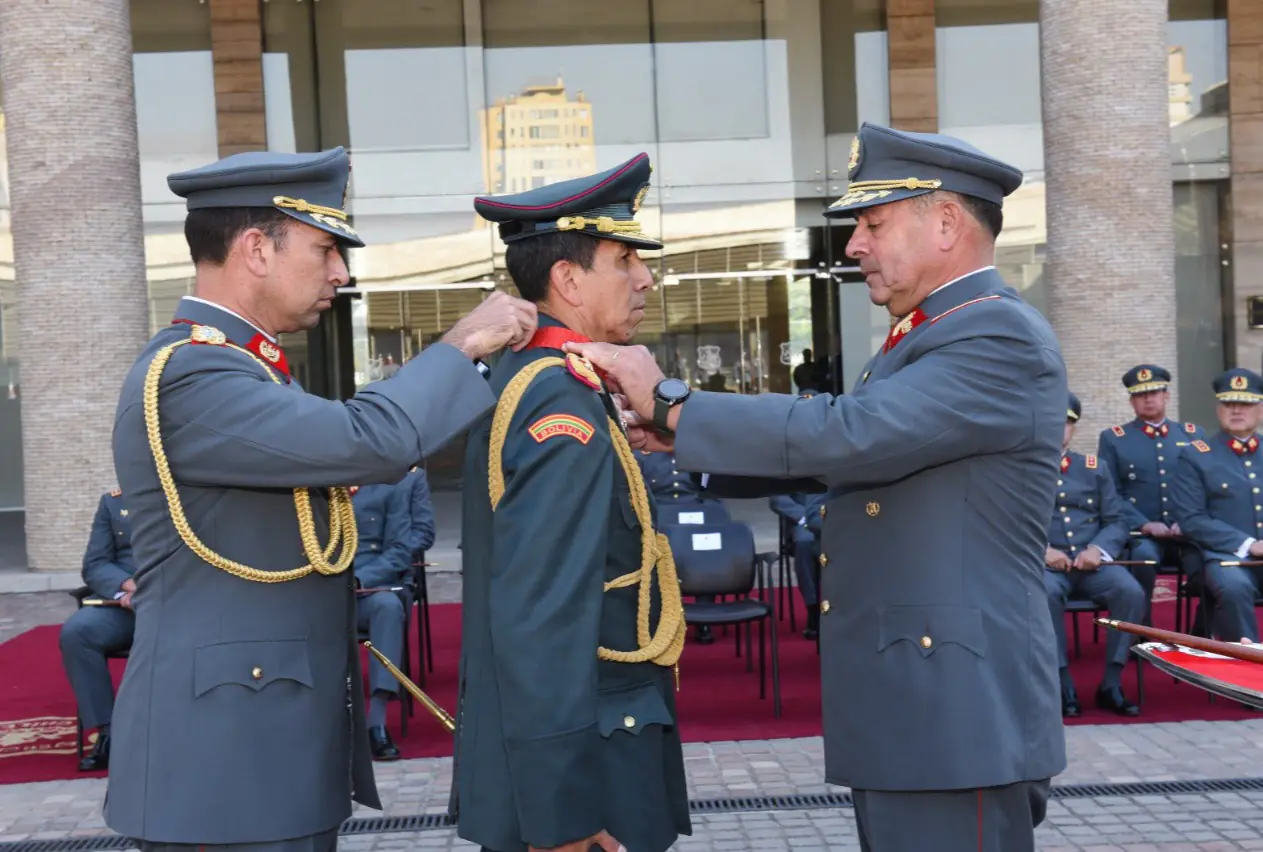 Chile condecora a comandante boliviano con la ‘Cruz de la Victoria’