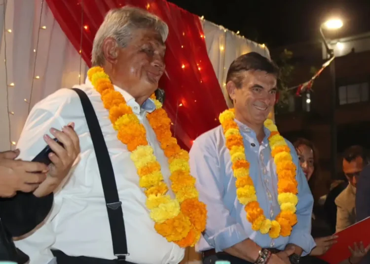 El expresidente Jaime Paz y su hijo Rodrigo (presidente), en el acto de homenaje en el barrio EL Molino, en Tarija.
Fotos: Rodrigo Paz
