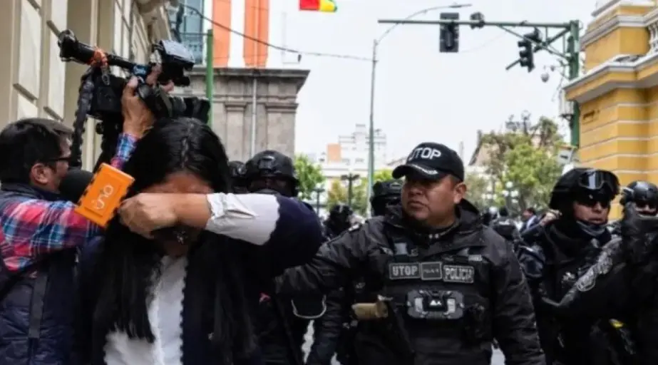 Una periodista huye de los gases lacrimógenos que usaron los policías.
Foto: El Deber