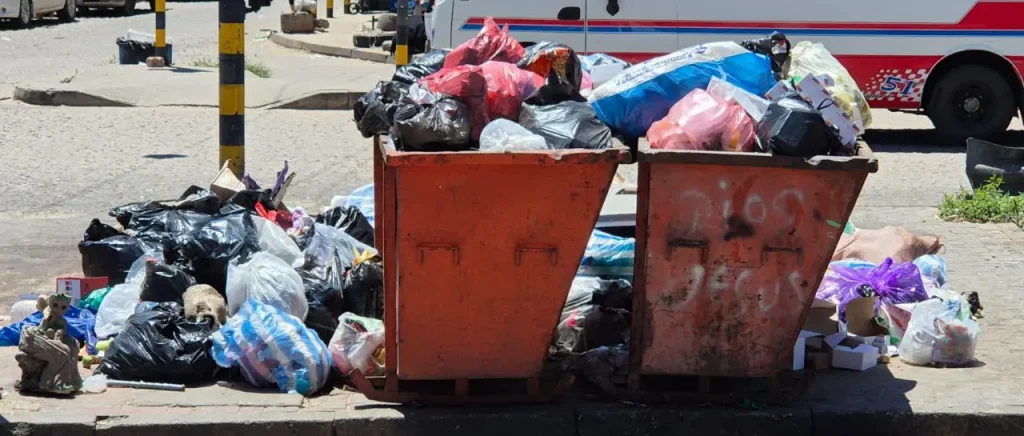 Contenedores de basura
Foto referencial